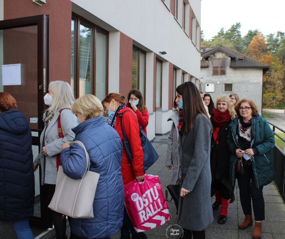 Grupowe zdjęcie bibliotekarzy grupy wizyty studyjnej