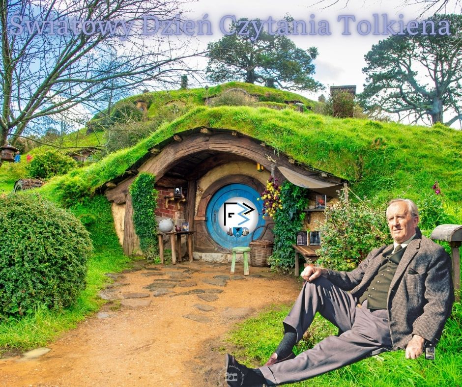 J.R.R. Tolkien na trawie przy sympatycznym domku Bilbo Baggins'a