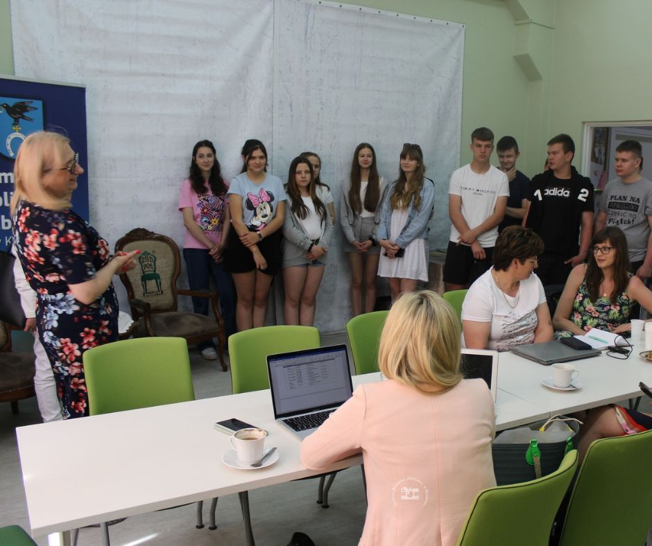 Bibliotekarze, Szkoleniowcy i uczniowie klasy VIIb Szkoły Podstawowej 