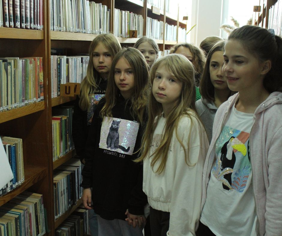 Biblioteka wewnątrz, regały, książki, okno, dzieci