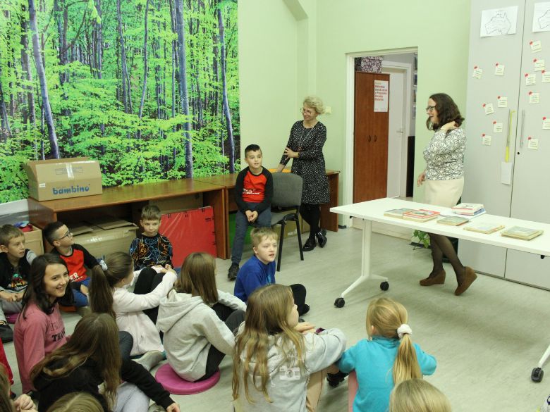 Sala konferencyjna, wewnątrz, drzwi, krzesło, stoły, las, szafa, książki, dzieci, opiekunowie