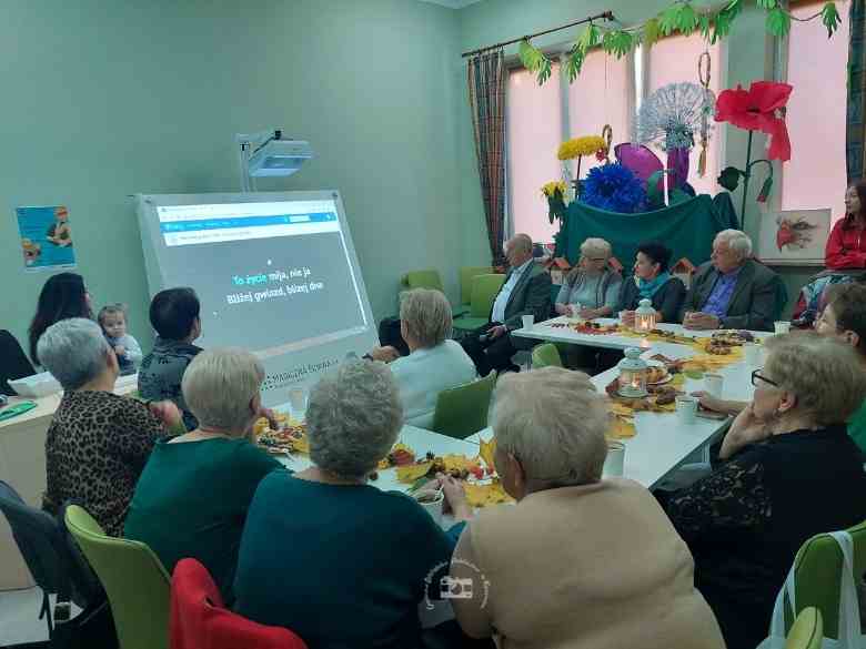 Sala konferencyjna, wewnątrz, okna, stoły, krzesła, ludzie, magiczna ściana, liście, lampiony