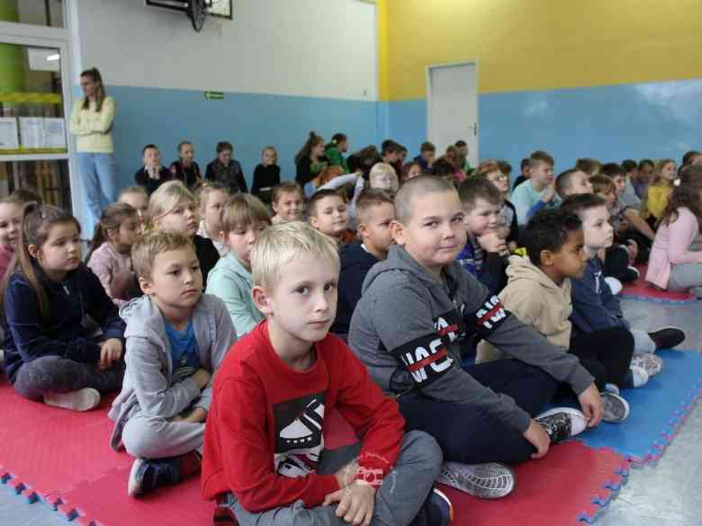 Sala gimnastyczna, stół, liście, lampiony, okulary