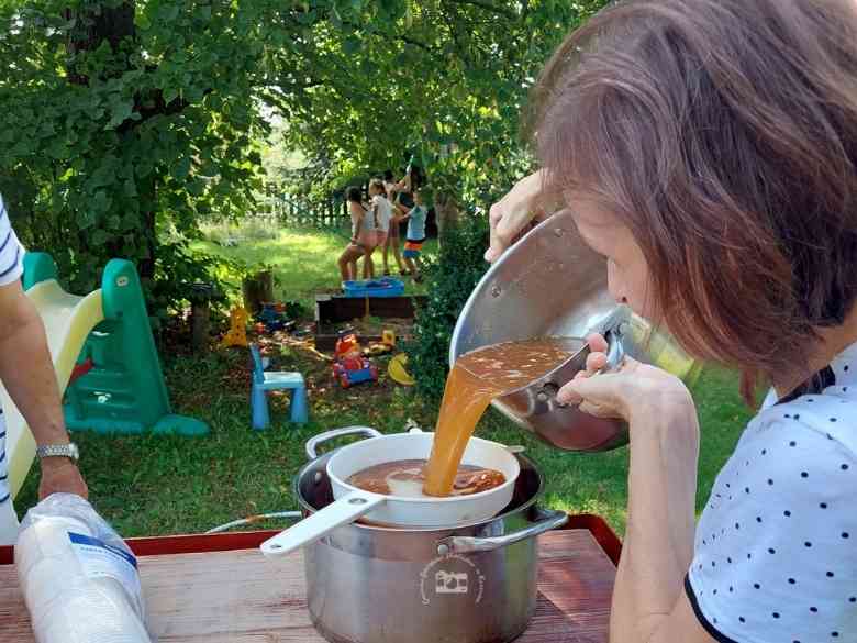 Zagroda Edukacyjna, stół, trawa, drzewo, zabawki, kubki, garnki, cedzak, Basia, niebo