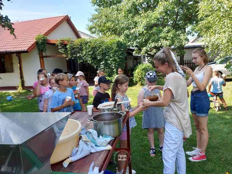 Zagroda Edukacyjna, krzewy, dom, drzewa, trawa, stół, garnek, Kasia, dzieci, niebo