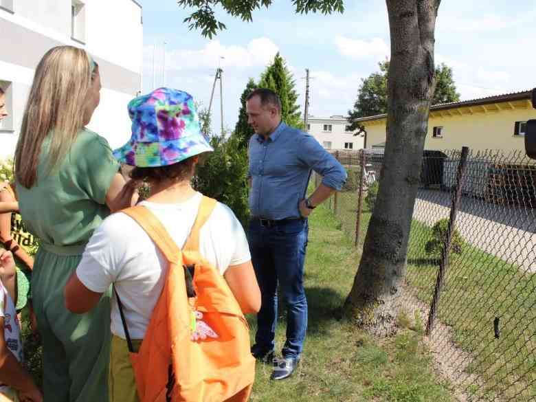 Parking za Urzędem Gminy, budynki, ogrodzeni, drzewo, trawa, krzewy, Michał, dzieci, opiekuni, niebo