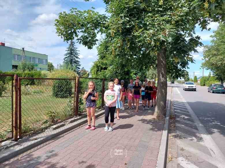 Plener na chodniku przy ulicy A.Mickiewicza, dzieci, drzewa, ogrodzenie, asfalt, chodnik, niebo