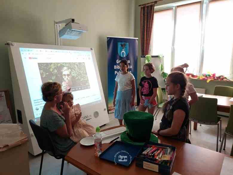 Sala konferencyjna biblioteki, stół, kapelusz, dzieci, magiczna ściana, Aleksandra Rzeczkowska