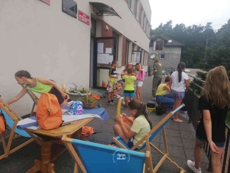 Tatras przed biblioteką, leżaki, stół, drzwi, okna, plecaki, miski, koszyk, rower, dzieci, Opiekuni