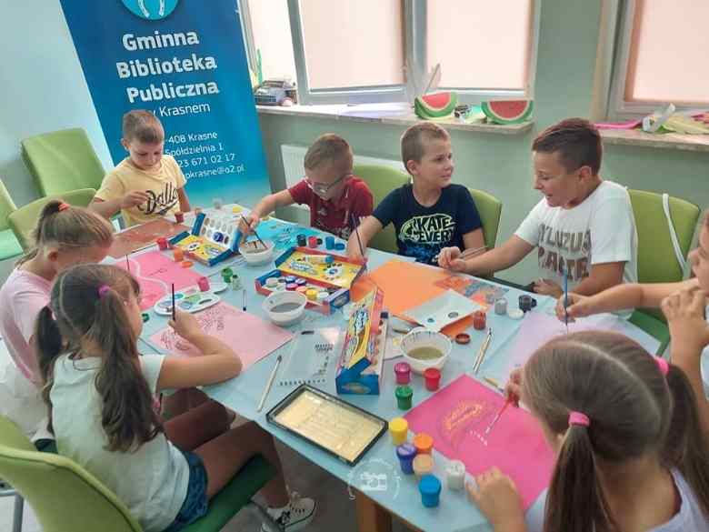 Sala konferencyjna, okna, stół, krzesła, dzieci, arkusze papieru, farby, pędzle