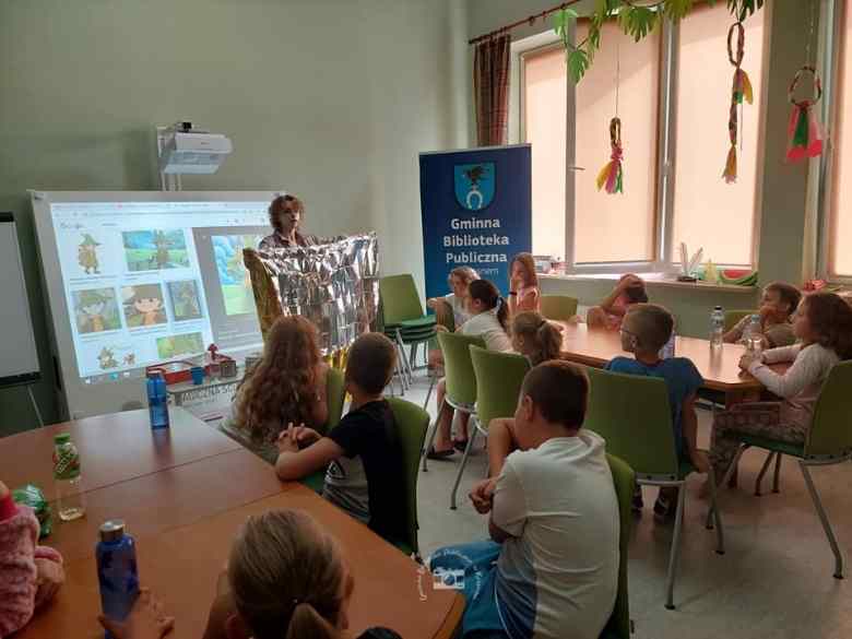 Sala konferencyjna, magiczna ściana, stoły, krzesła, koc termiczny, okna, baner, dzieci, Zuzia