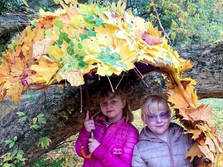 Park Krasińskich, dzieci, drzewa, liście, parasol