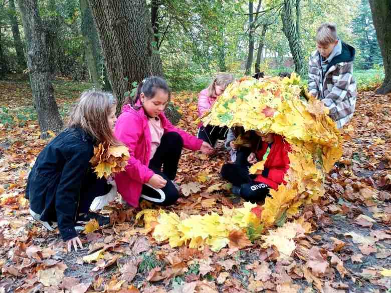 Park Krasińskich, las, drzewa, liście, dzieci, parasol