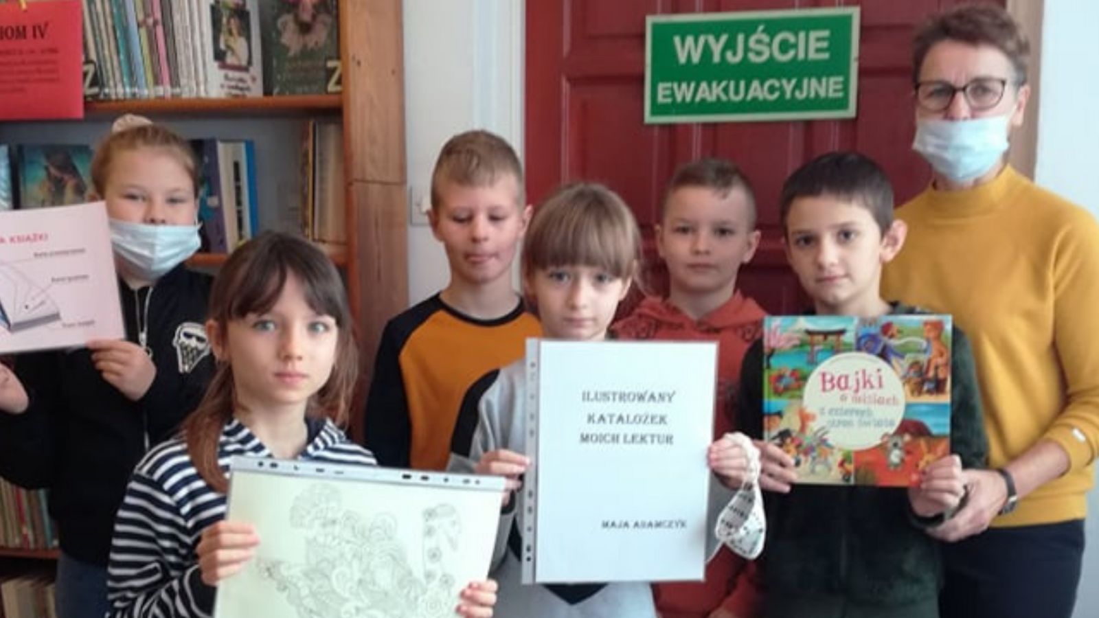 Na zdjęciu uczniowie Sz.P. w Zielonej z wychowawczynią