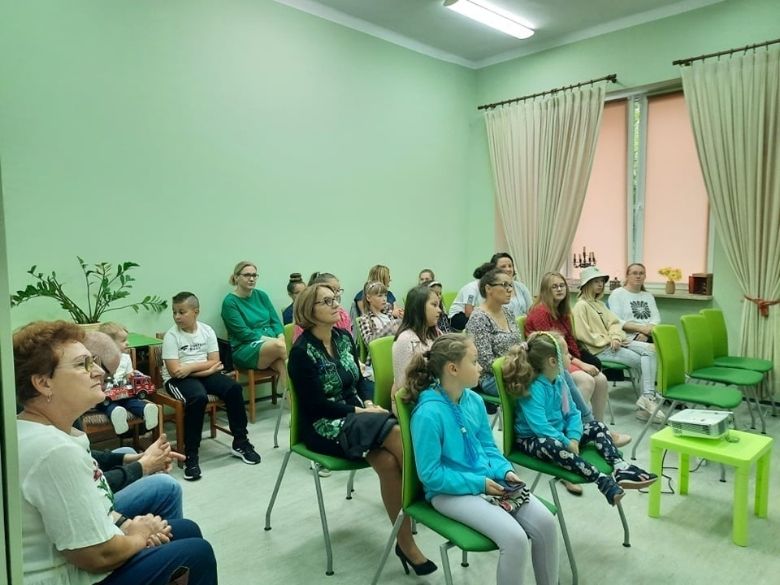 Zdjęcie rodziców i dzieci przybyłych na uroczystość