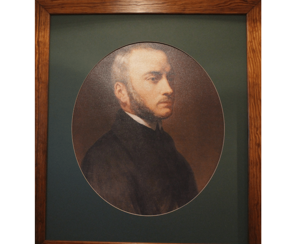 Owalny portret  Augusta  umieszczony na zielonym tle i zamknięty w drewnianych ramach obrazu.
