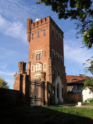 Zdjęcie XIX wiecznej neogotyckiej  wieży